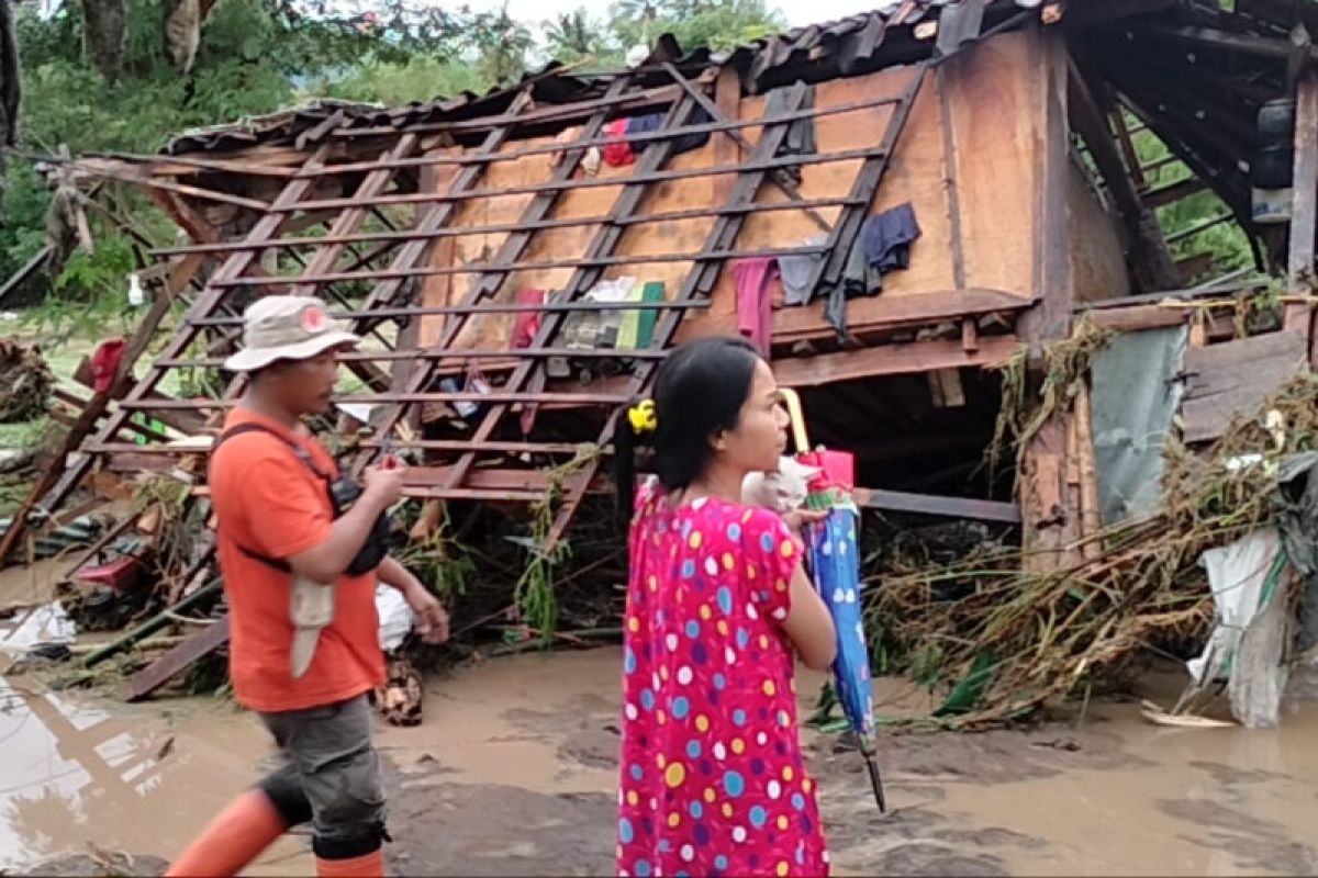 Tiga kecamatan di Sumbawa dilanda banjir bandang pada Selasa sore