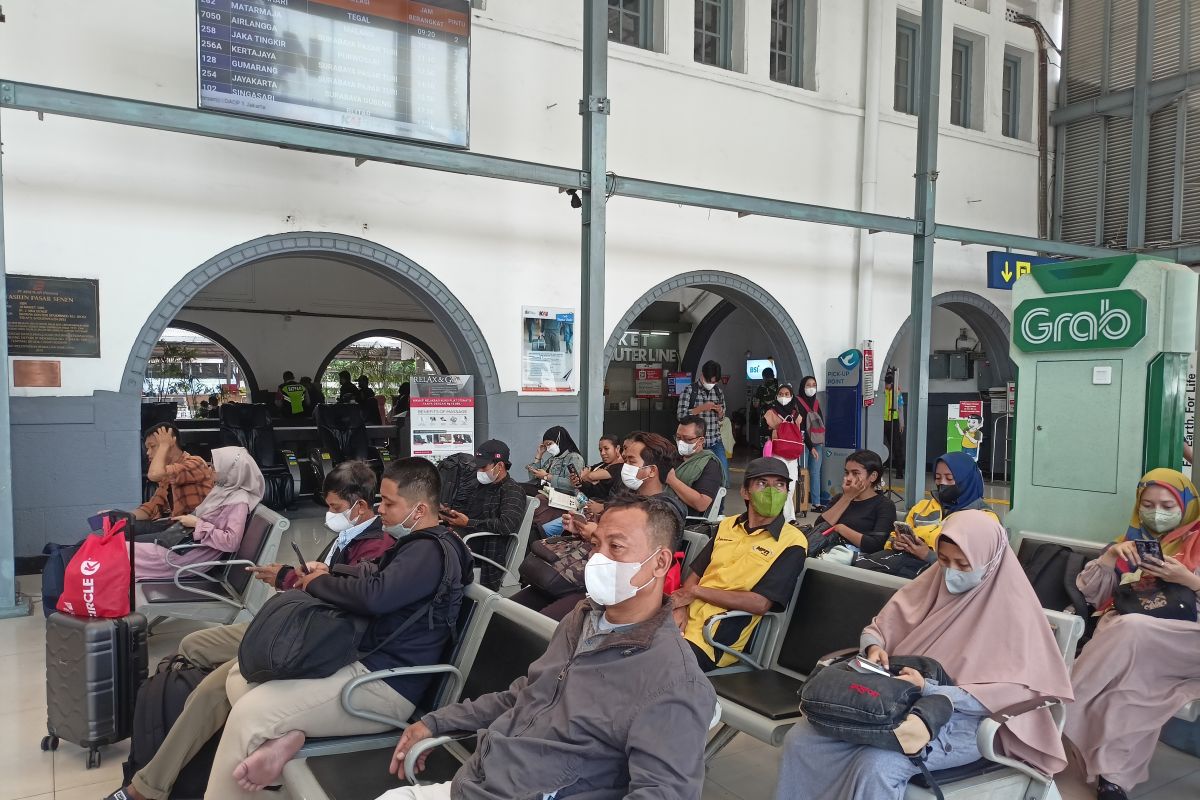 Stasiun Pasar Senen mulai ramai warga yang memilih mudik lebih awal