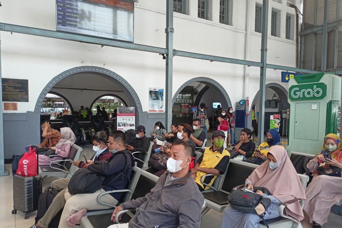 Stasiun Pasar Senen mulai ramai pemudik yang memilih pulang lebih awal