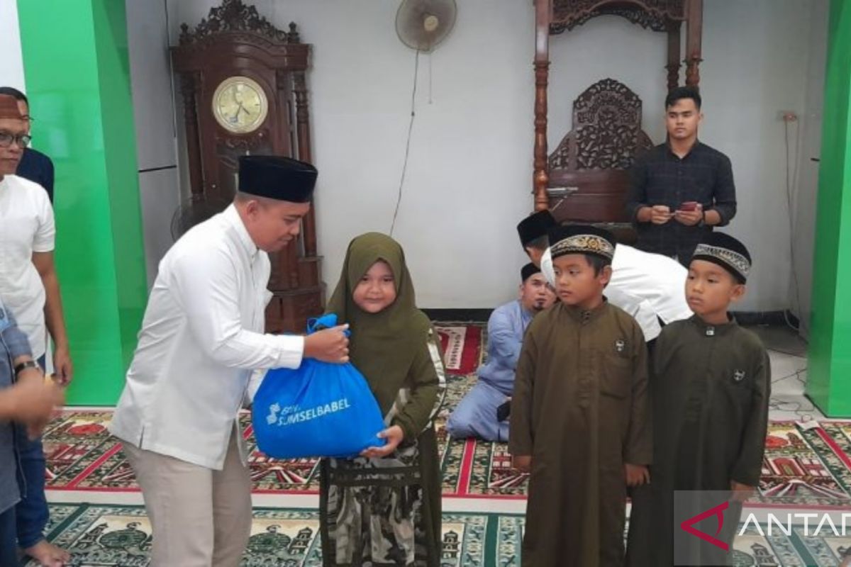 Pemkot Pangkalpinang - Bank Sumsel Babel Salurkan Santunan Kepada Anak Yatim Piatu di Masjid Al Hasanah