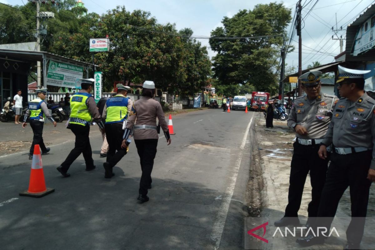 Polisi olah TKP kecelakaan mobil dinas Bupati Kuningan yang menewaskan 2 orang