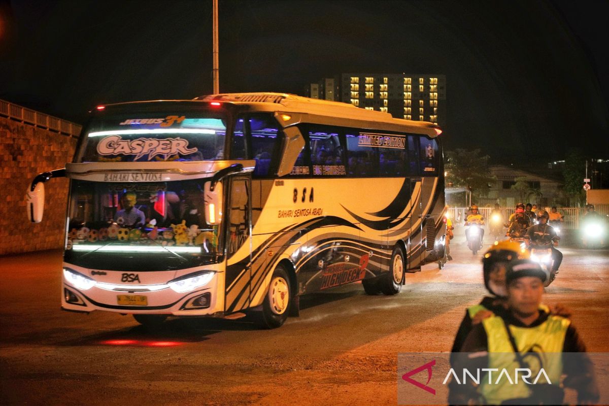 Liga 1: Jelang lawan Persebaya, puluhan Bonek kawal bus Persija saat latihan di Gresik
