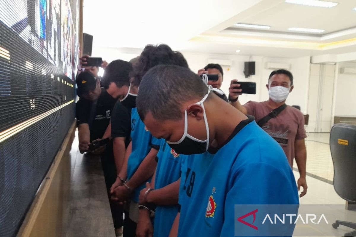 Polres Bogor tangkap tiga tersangka perampokan taksi online