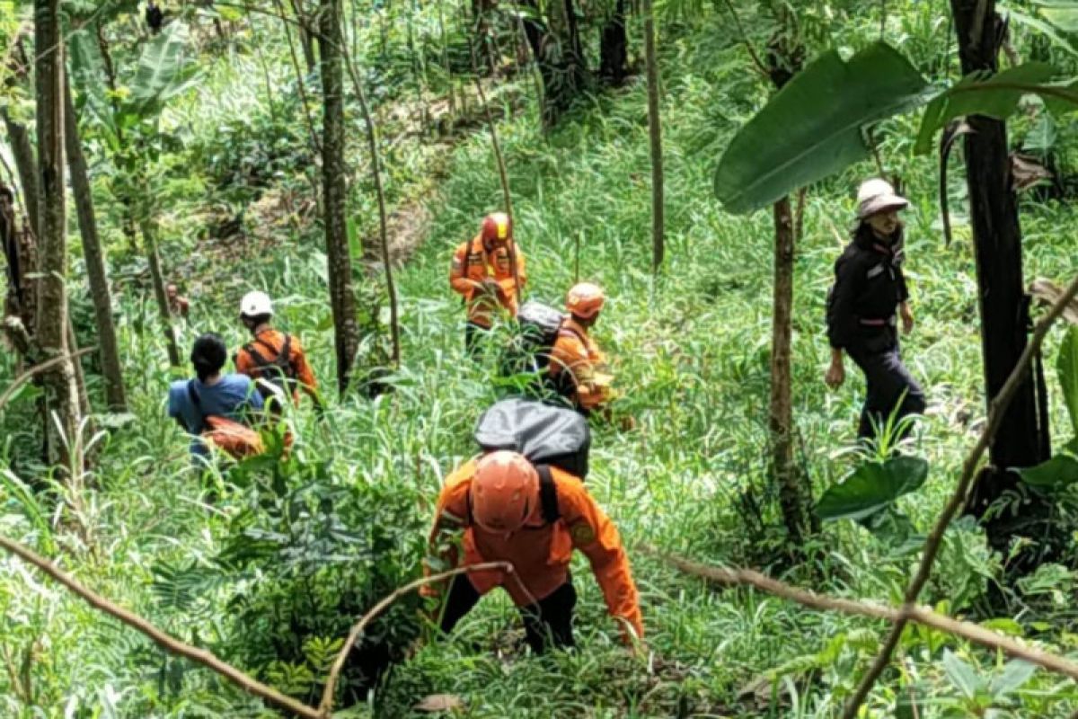 Kantor SAR Surabaya terjunkan dua tim cari orang hilang di Gunung Gendis