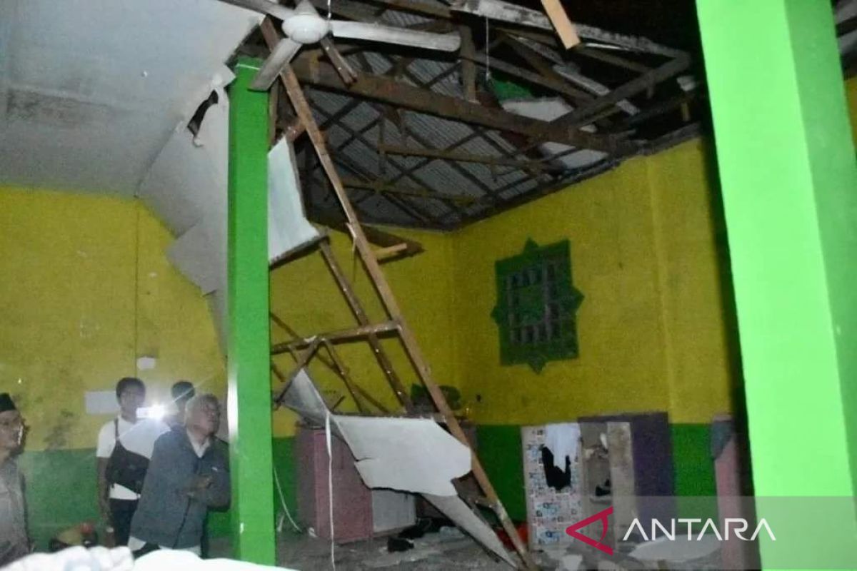 Muda Mahendrawan tinjau madrasah yang rusak diterjang angin kencang