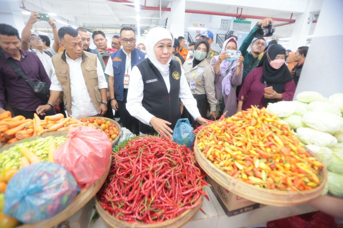 Khofifah tinjau Pasar Ponorogo Jatim pastikan stok bahan pokok aman