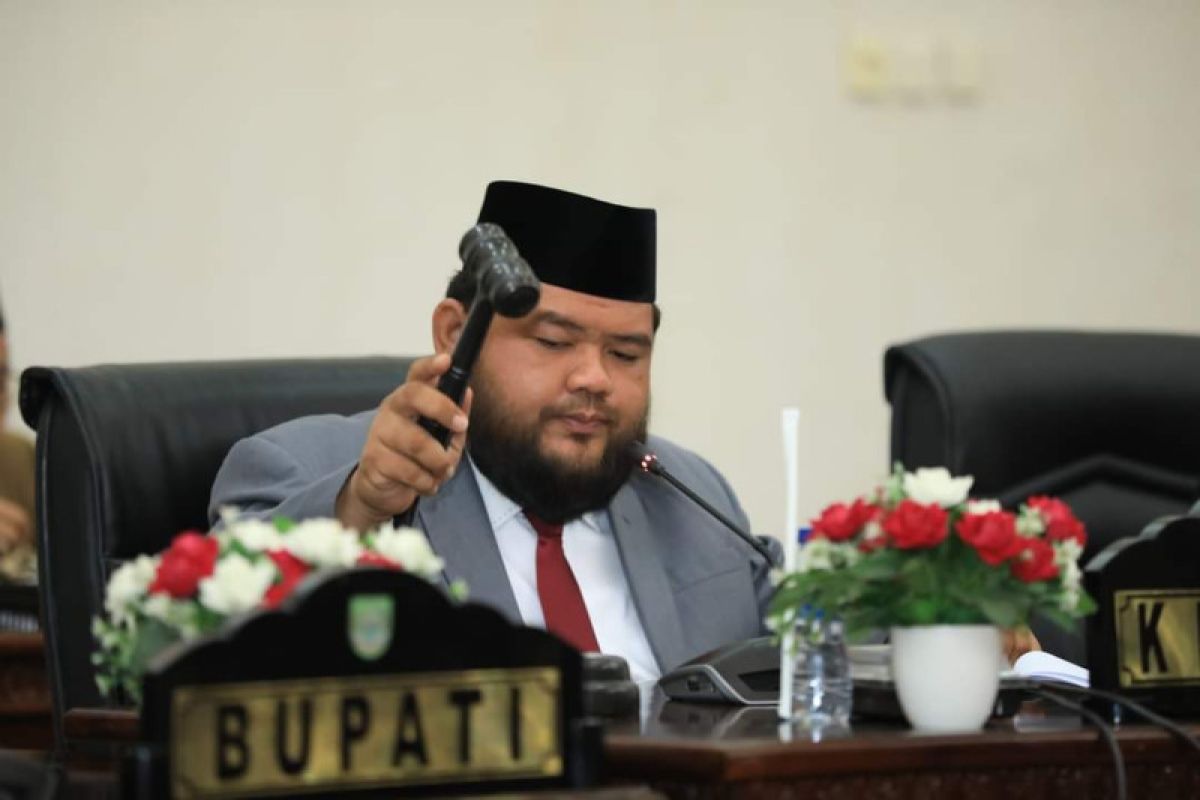 GALERI FOTO - Ketua DPRD Rohul pimpin Sumpah Jabatan PAW Abu Bakar