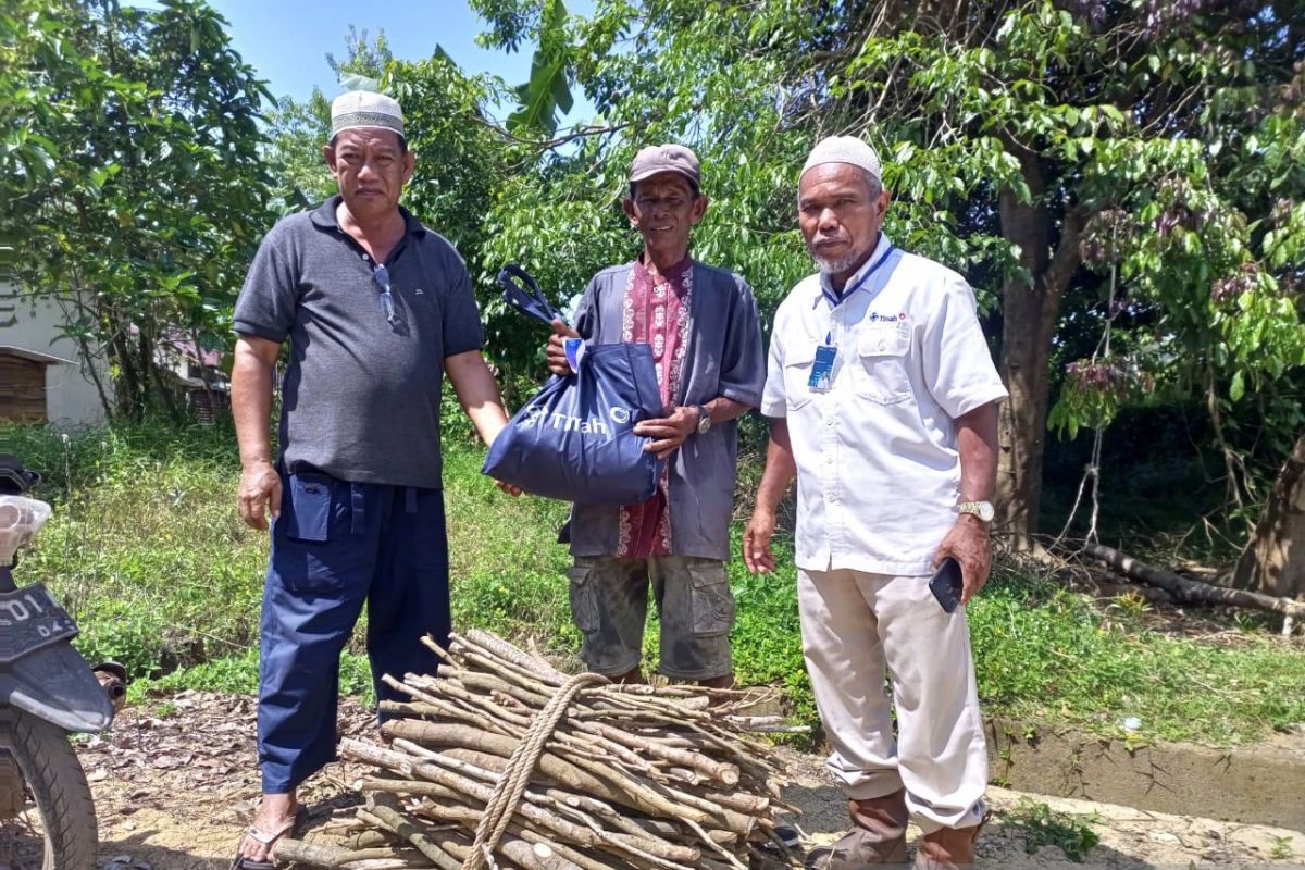 PT Timah distributes 14,400 Ramadan goods packages in two provinces