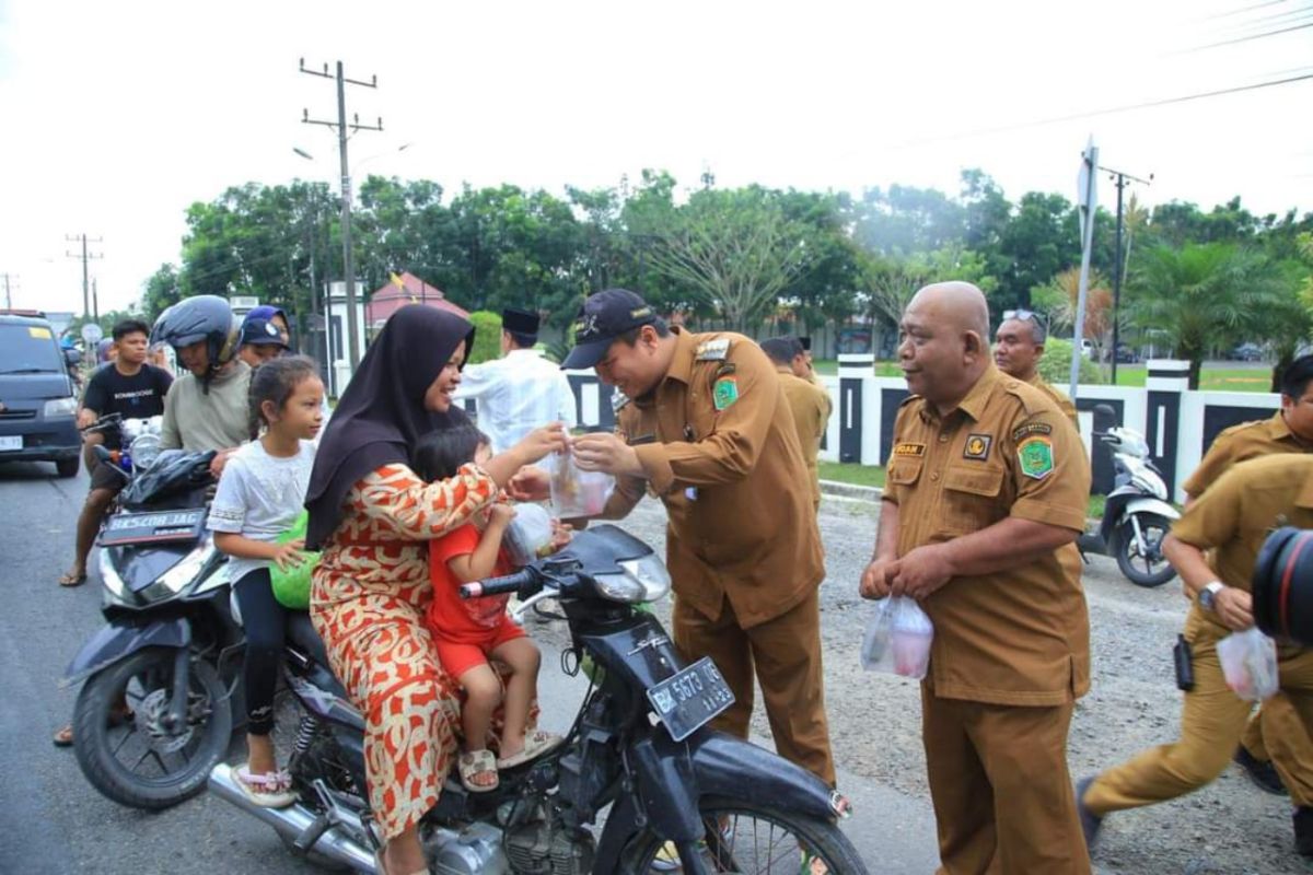 Jelang akhiri Safari Ramadhan 1443 H Bupati Labura bagikan 1200 takjil untuk warga