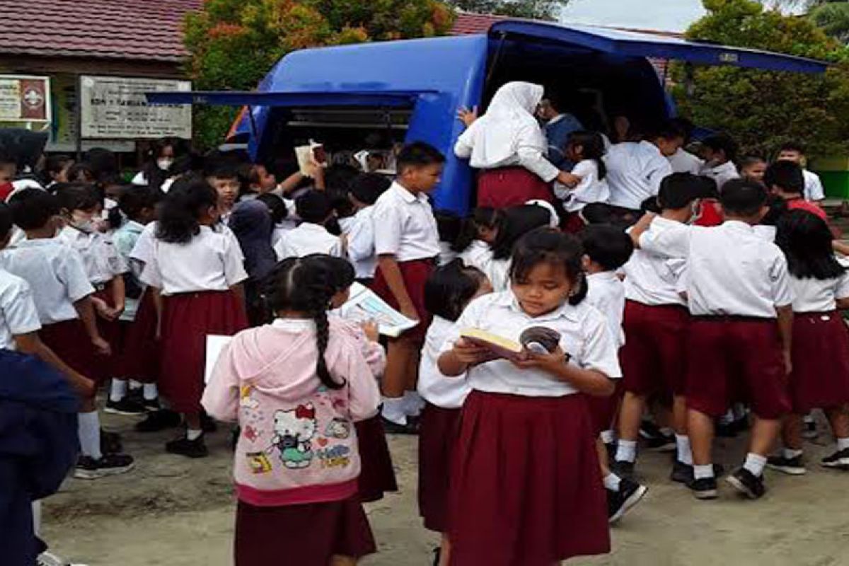 Tingkatkan literasi anak di Bartim, mobil perpustakaan keliling sambangi sekolah