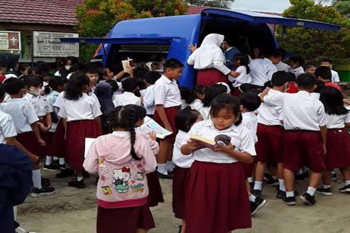 Tingkatkan literasi anak di Bartim, mobil perpustakaan keliling sambangi sekolah
