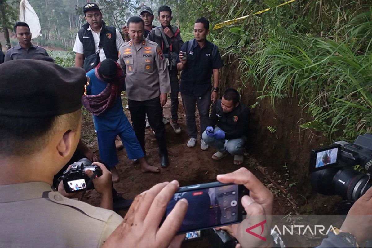 Polisi temukan 12 jenazah korban dukun maut di Banjarnegara Jateng