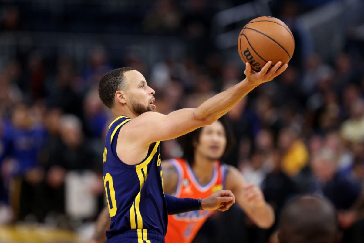 Curry bawa kemenangan Warriors di 0,7 detik terakhir saat laga vs Suns