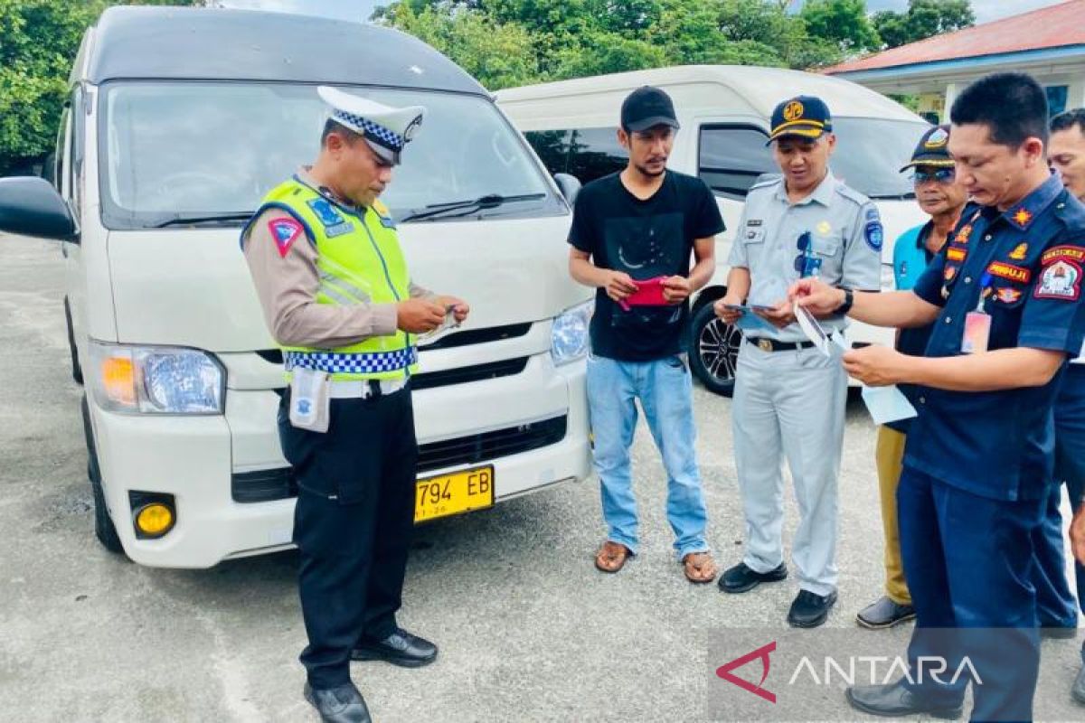 Tim gabungan periksa kelaikan jalan kendaraan di Terminal Bis Meulaboh Aceh Barat