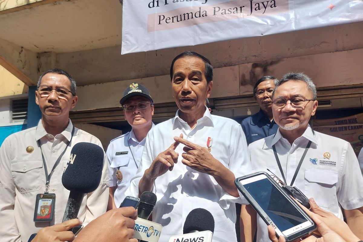 Jokowi reviews food prices before Eid at Jakarta's two markets