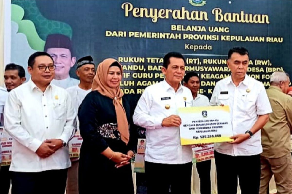 Pemprov Kepri serahkan bantuan Rp525 juta untuk korban longsor Natuna