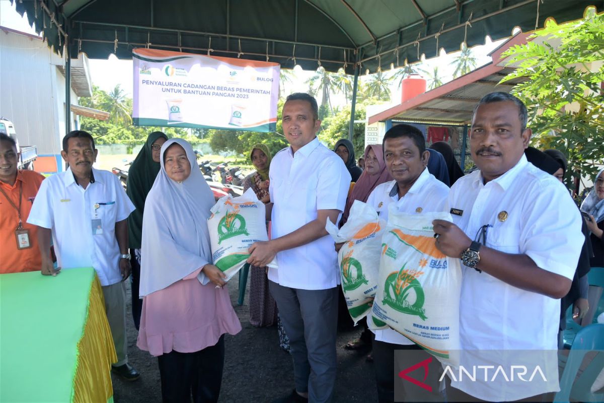 Pj wali kota Sabang serahkan bantuan beras kepada masyarakat