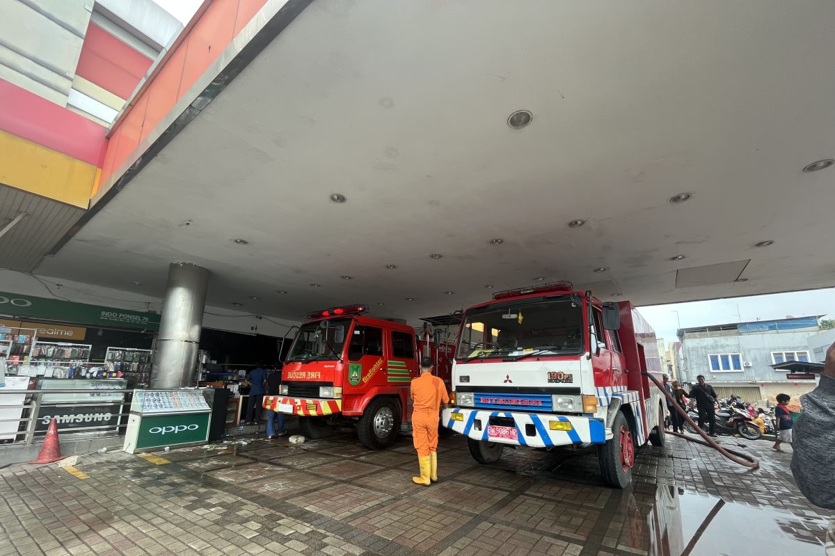 15 mobil pemadam kebakaran dikerahkan ke Plaza Botania 1 Batam