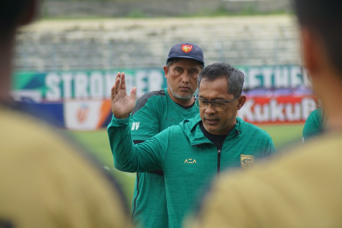 Pelatih Aji Santoso minta pemain Persebaya hormati kontrak hingga usai