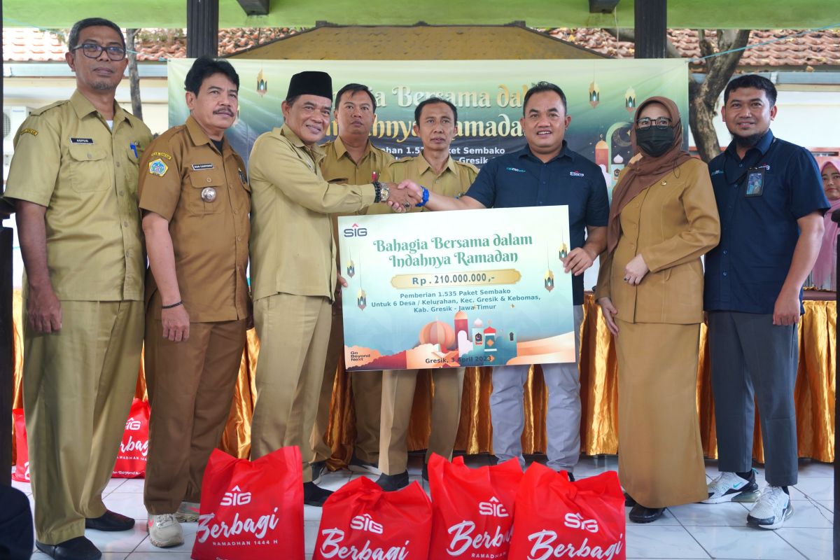 SIG bagikan 1.535 paket sembako di enam desa Gresik