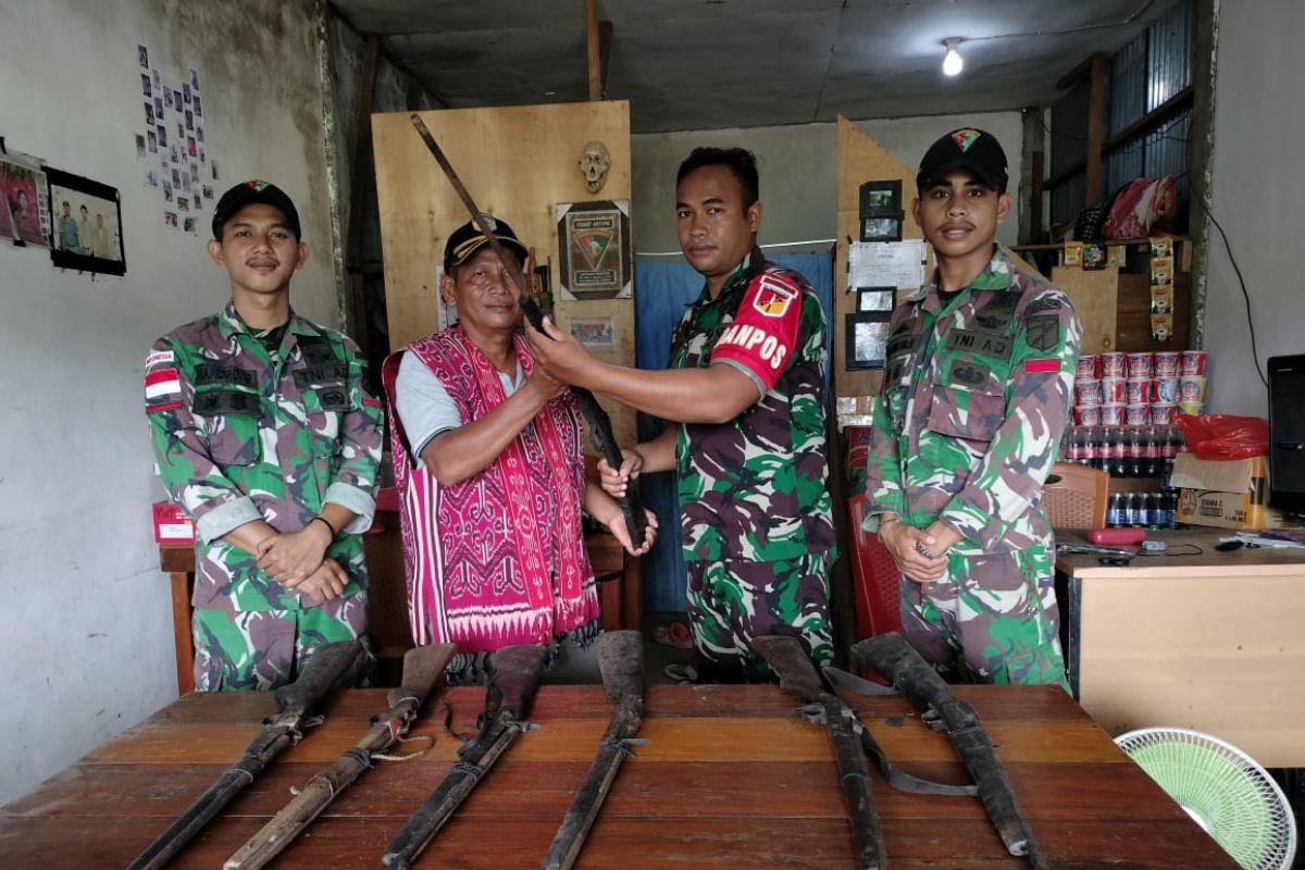 Masyarakat adat di perbatasan serahkan senpi ilegal ke Satgas Pamtas