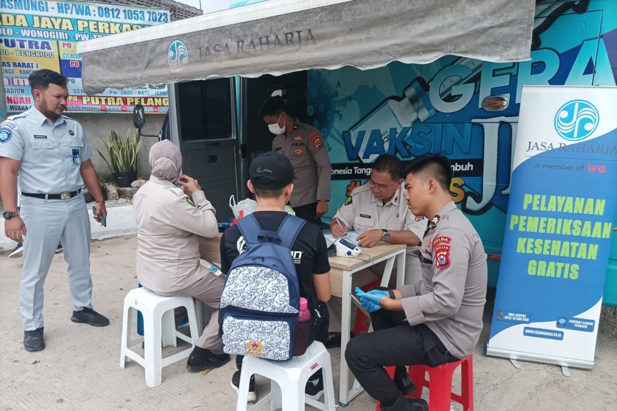 Jasa Raharja Banten gelar giat pengobatan gratis di Terminal Pakupatan Kota Serang