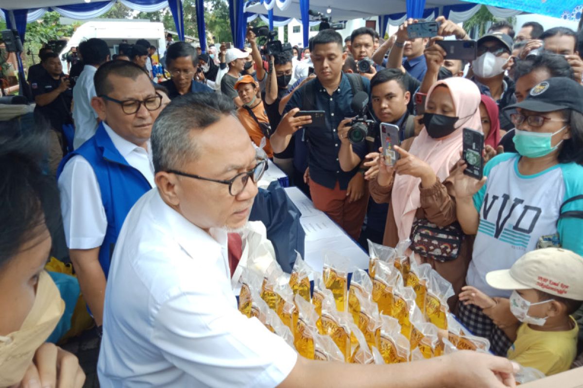 Mendag bagikan sembako gratis saat Bazar Ramadhan di GOR Cengkareng