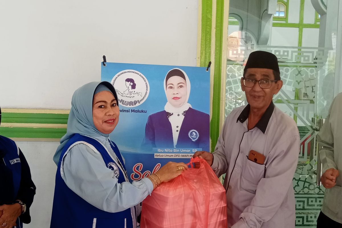 IWAPI Maluku bagikan ratusan paket takjil di sejumlah Masjid Ambon