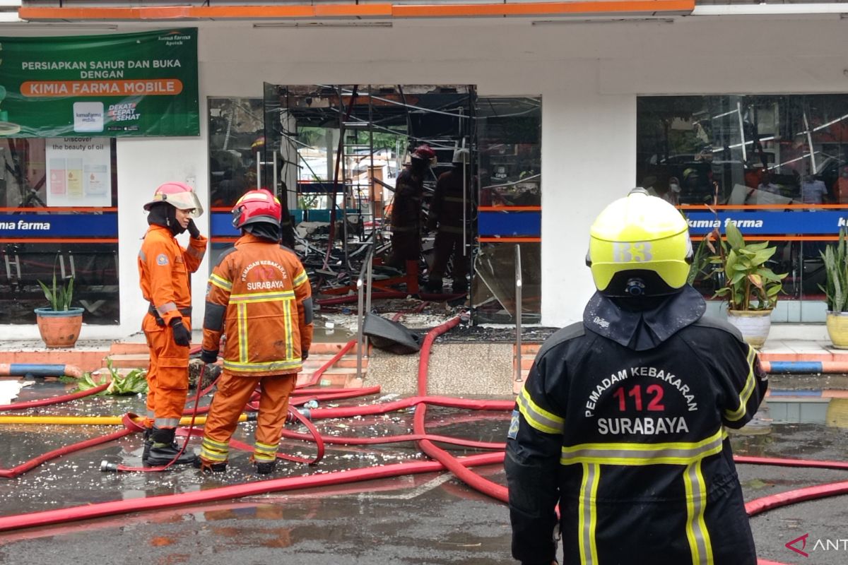 Kebakaran apotek Kimia Farma Diponegoro, petugas fokus padamkan ruang tengah