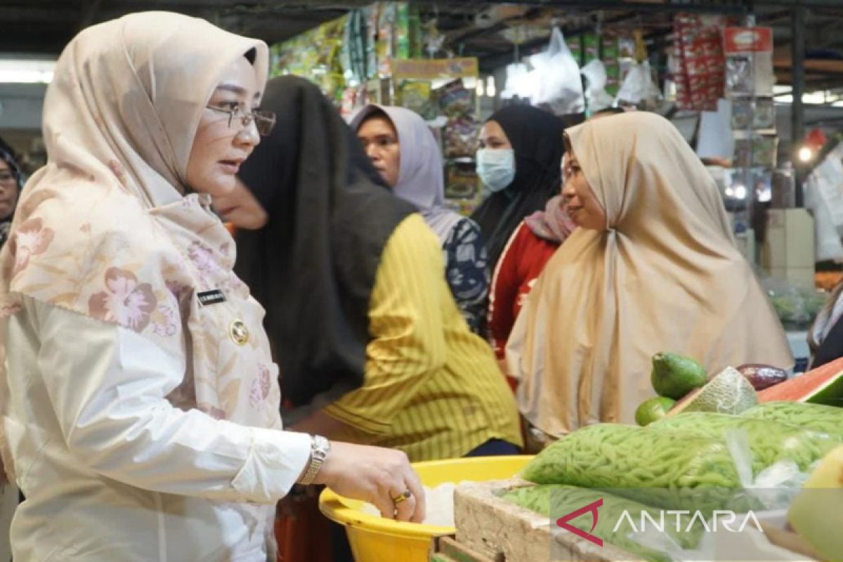 Bupati Berau sidak ke gudang Bulog dan  Pasar Sanggam Adji Dilayas