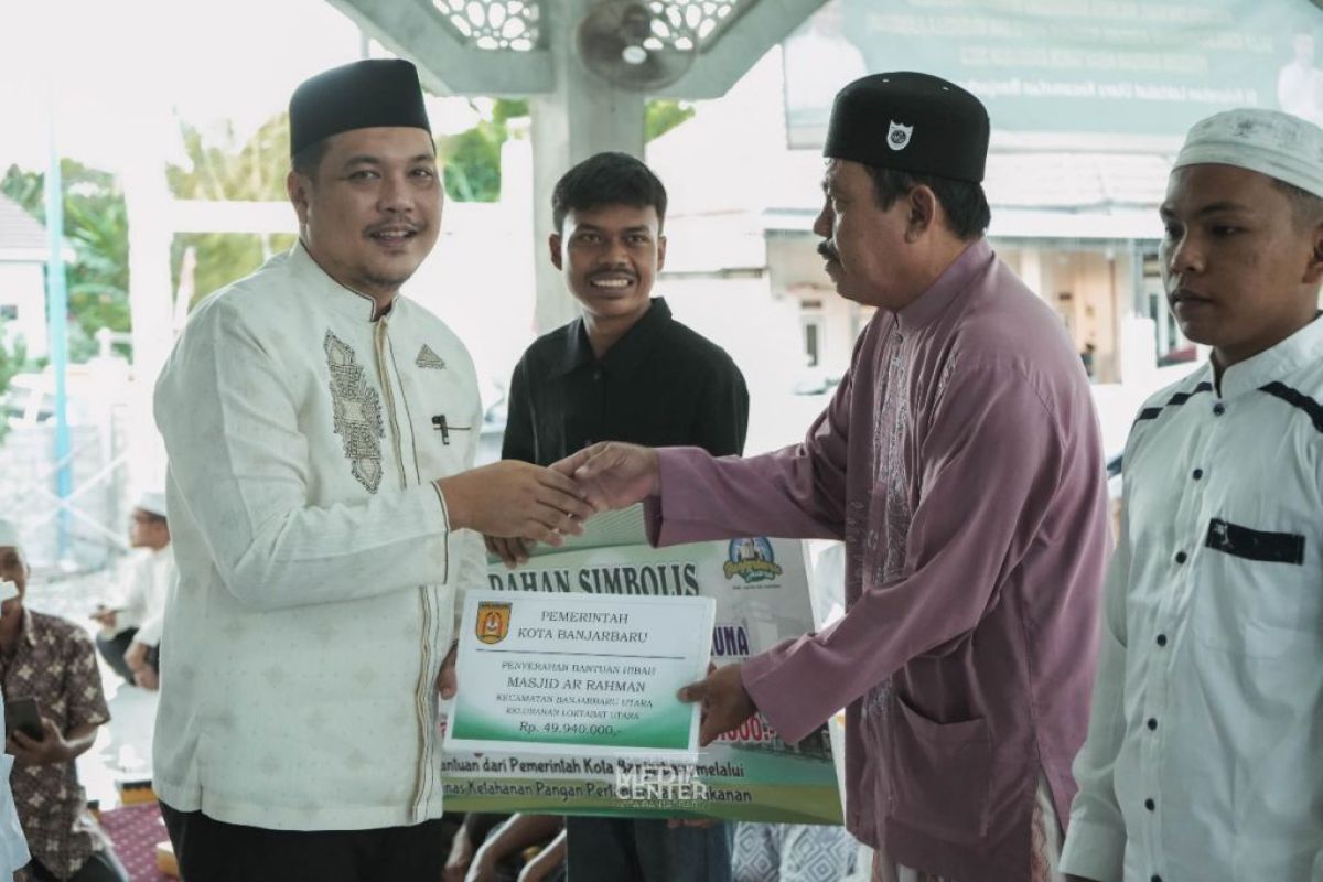 Wali Kota serahkan bantuan dana hibah tempat ibadah di Loktabat Utara