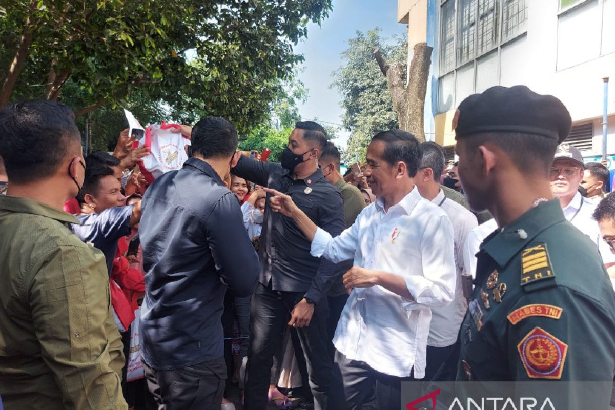Presiden Jokowi bagikan uang tunai dan sembako di Pasar Johar Baru