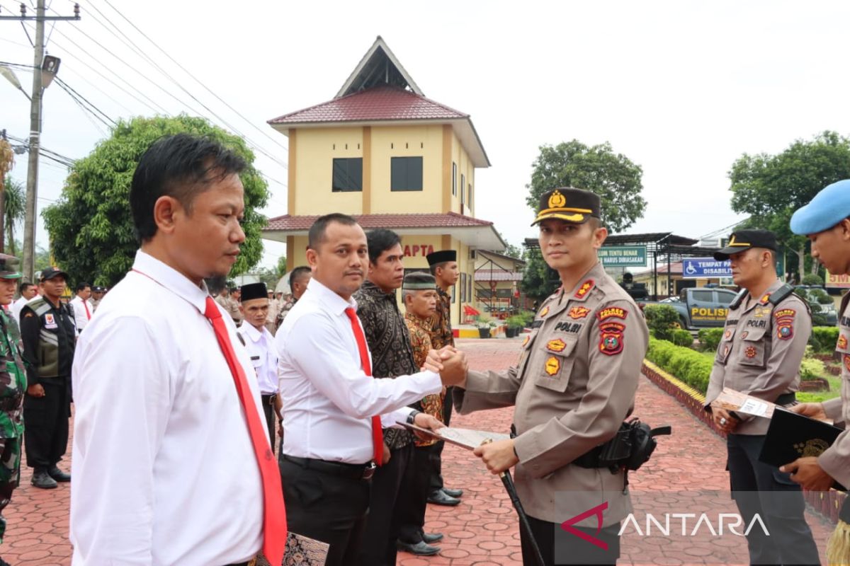 Kapolres Asahan berikan penghargaan kepada personel berprestasi