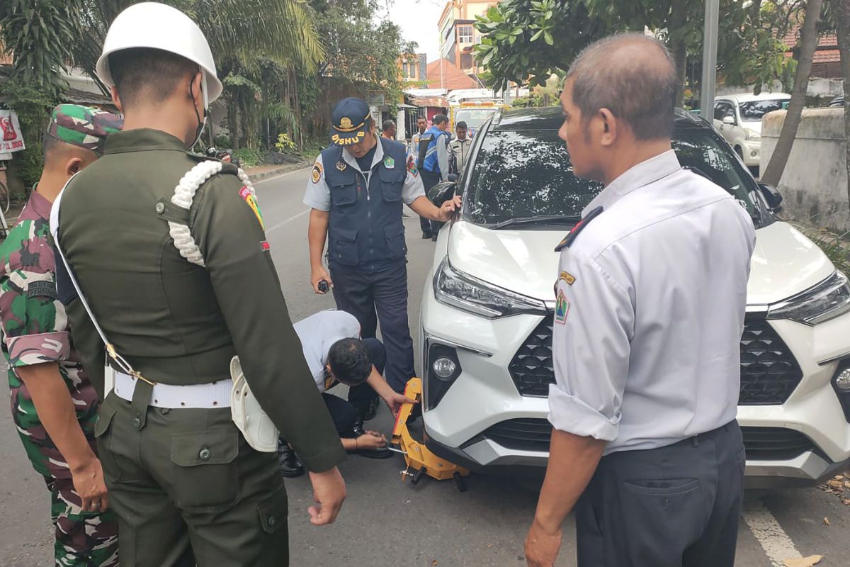 Tingkatkan kesadaran warga, Pemkot Malang gelar operasi penataan parkir