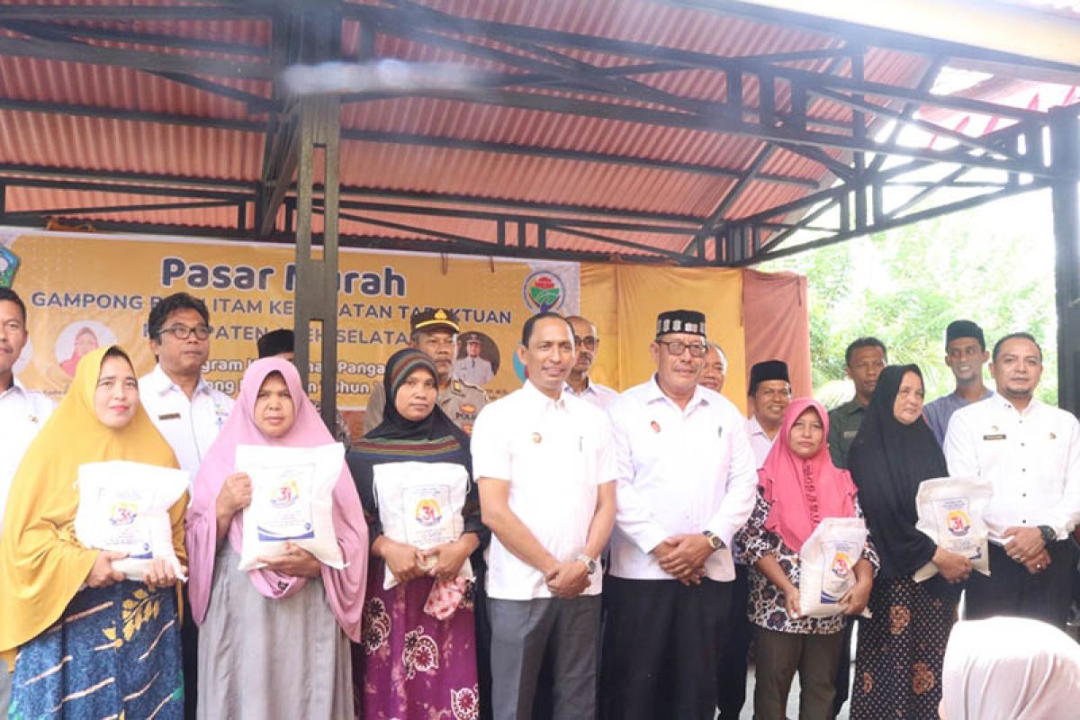 Bupati Aceh Selatan buka pasar murah
