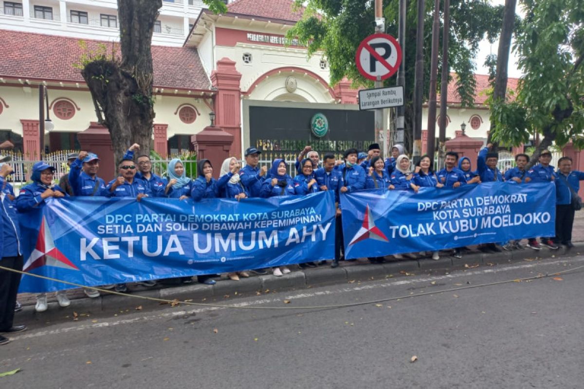 Ratusan pengurus Demokrat demo di Pengadilan Negeri Surabaya