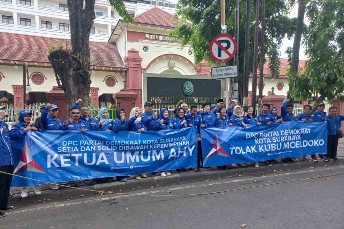 Pengurus dan kader Demokrat demo di Pengadilan Negeri Surabaya