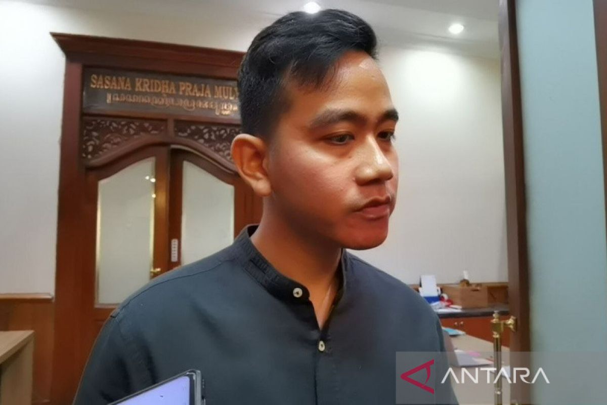 Gibran awasi perusahaan swasta, pastikan THR cair