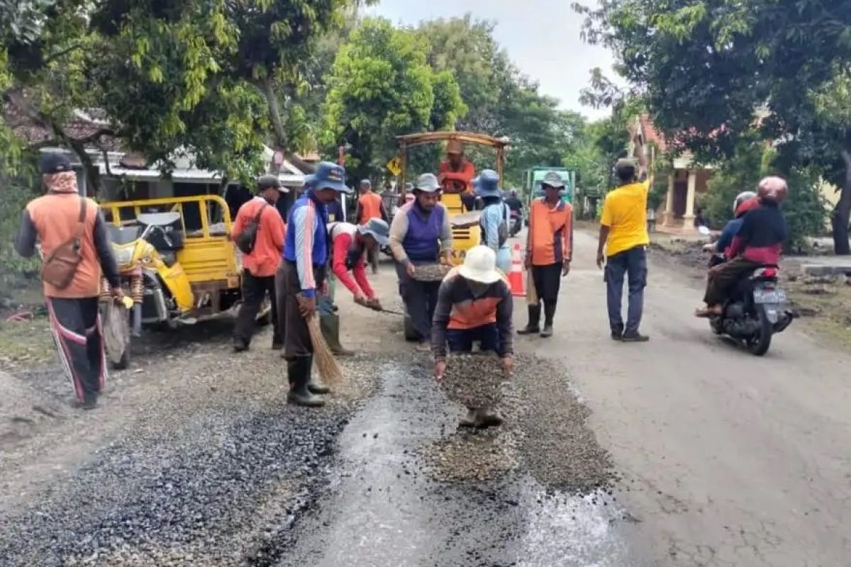 DPUPR Magetan pelihara jalan hadapi liburan Lebaran 2023