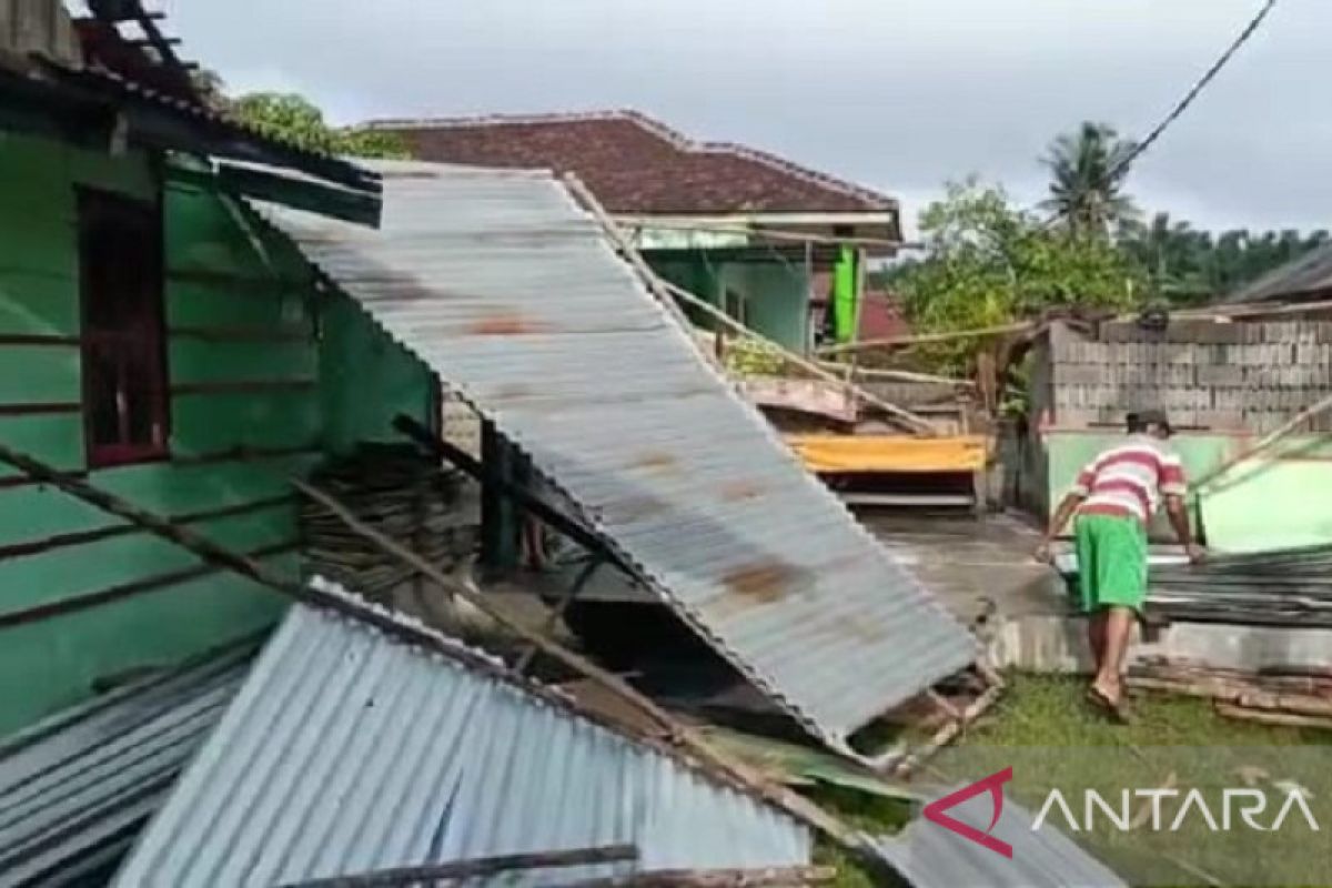 Puluhan rumah di Sungai Bahar dihantam angin puting beliung