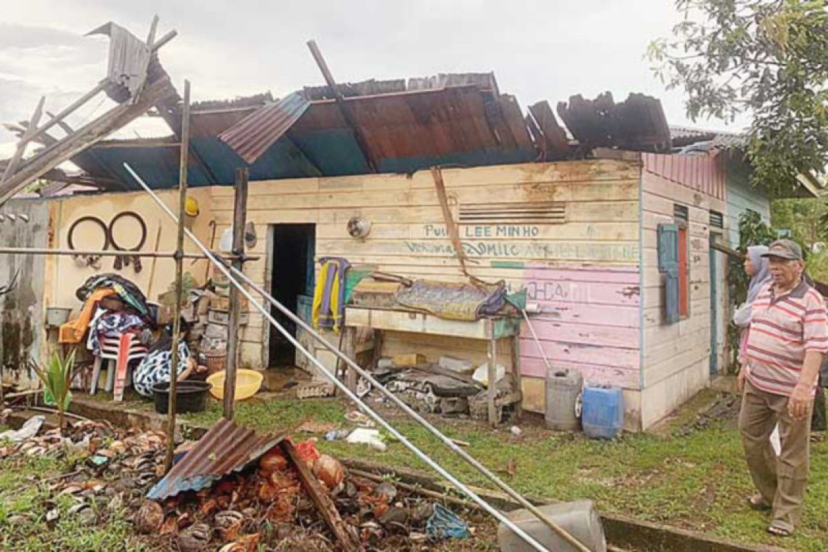 Empat rumah warga di Meranti dihantam angin puting beliung