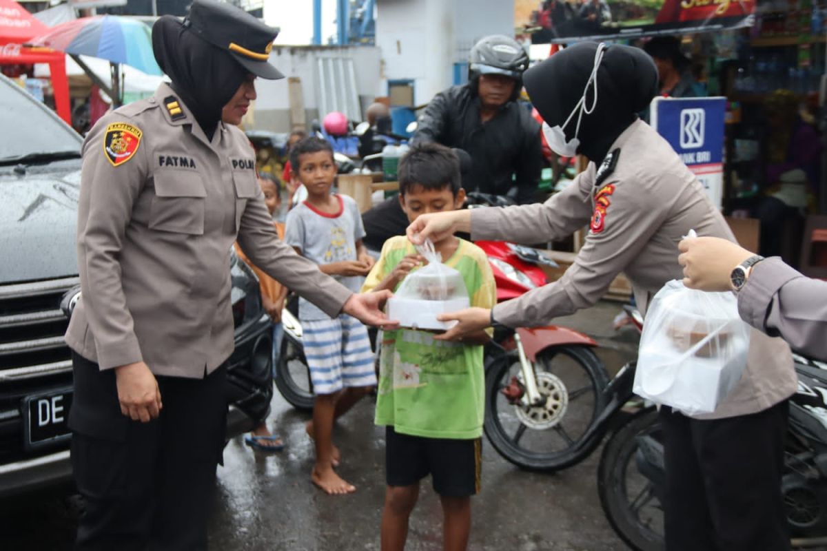 Polwan Polda Maluku bagikan  250 paket takjil untuk warga
