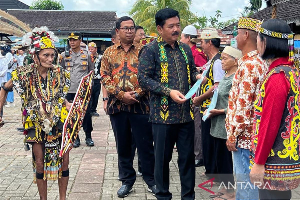 Menteri ATR/BPN membagikan sertifikat tanah untuk warga suku Dayak
