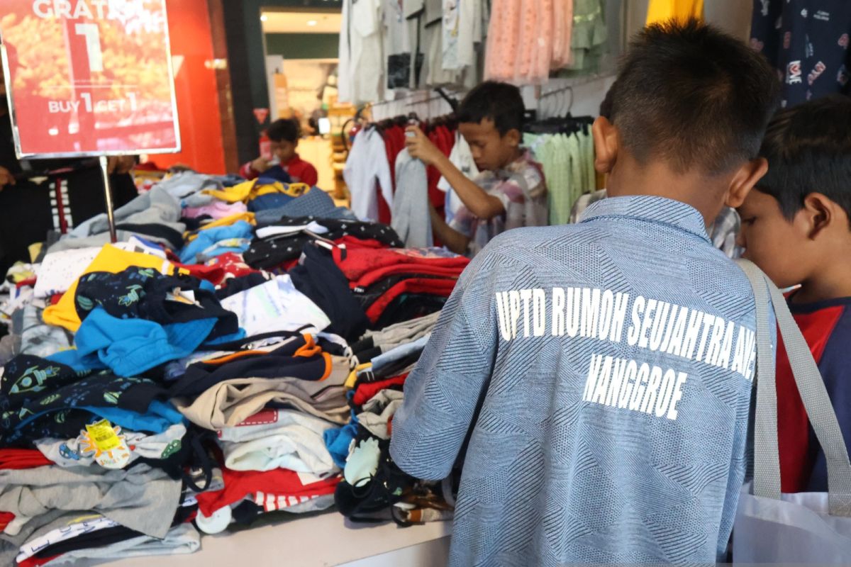 Puluhan anak panti RSAN dibelanjakan baju lebaran di Plaza Aceh