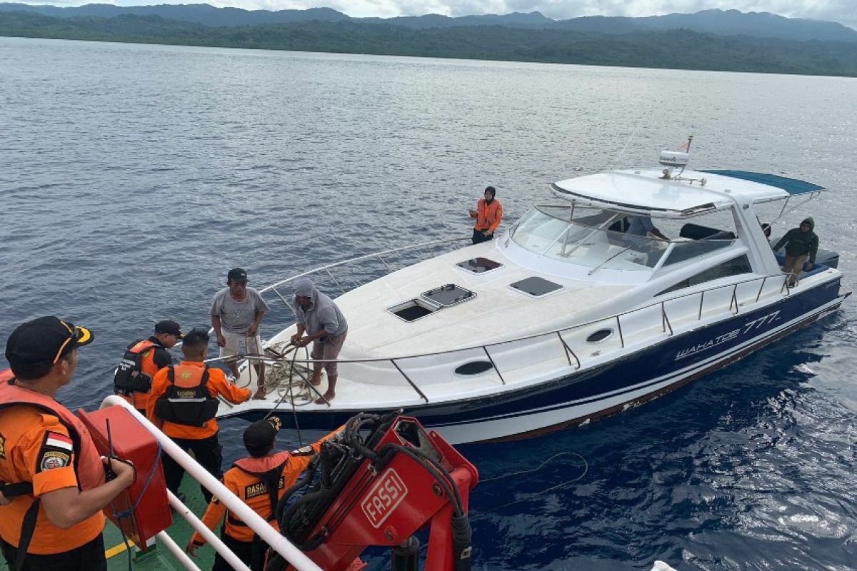 Basarnas evakuasi 11 penumpang kapal bocor tangki BBM di Buton Utara