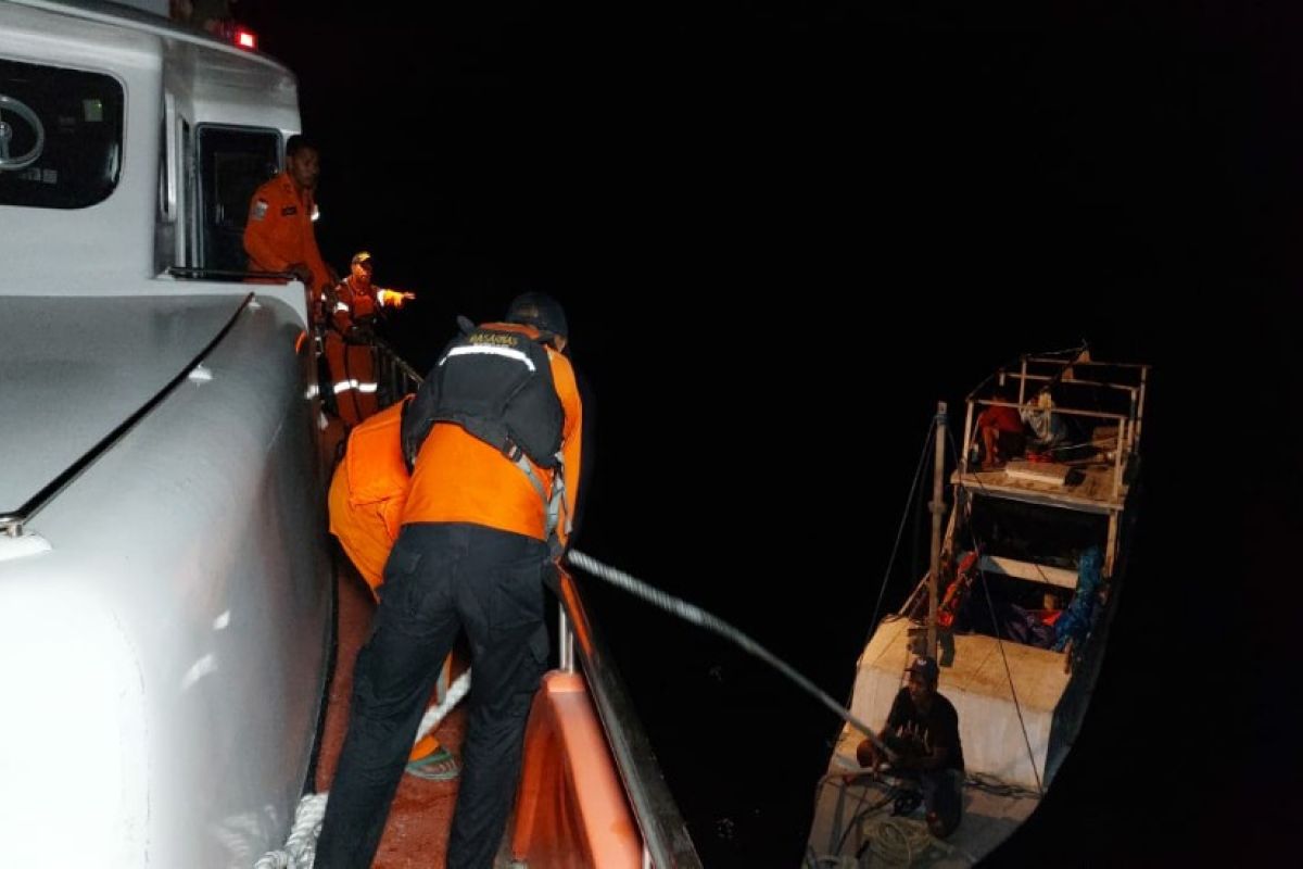 Basarnas evakuasi tiga penumpang kapal mati mesin di Buton Selatan Sultra