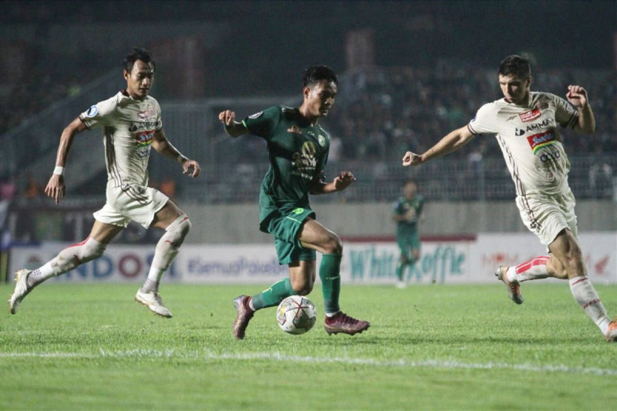 Pelatih Aji minta pemain Persebaya tegakkan kepala meski kalah