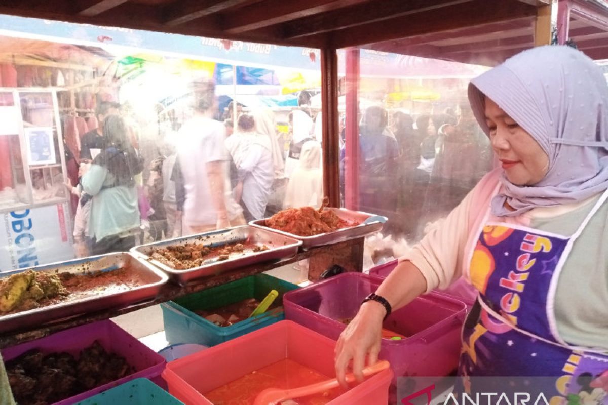 Pasar pabukoan Solok jajakan beragam makanan tradisional