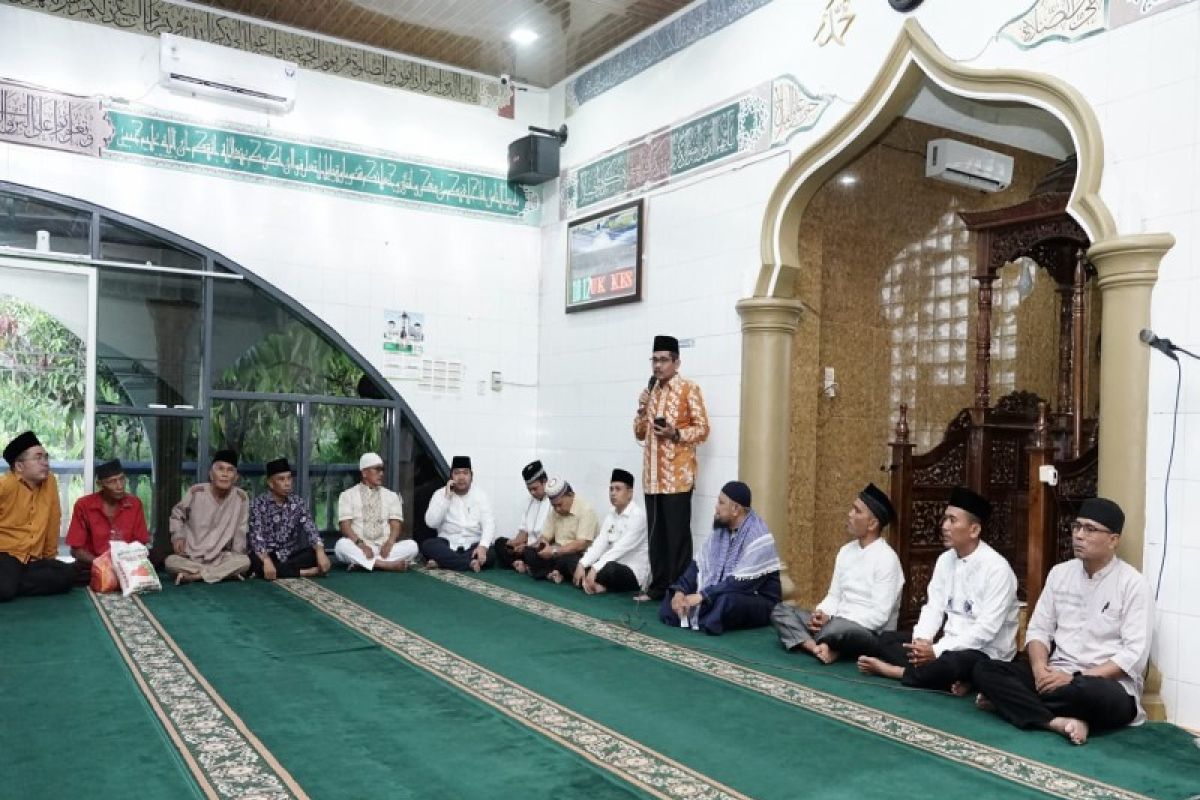Di Mesjid Al-Mukmin,  Pj.Wali Kota Tebing Tinggi  beri santunan