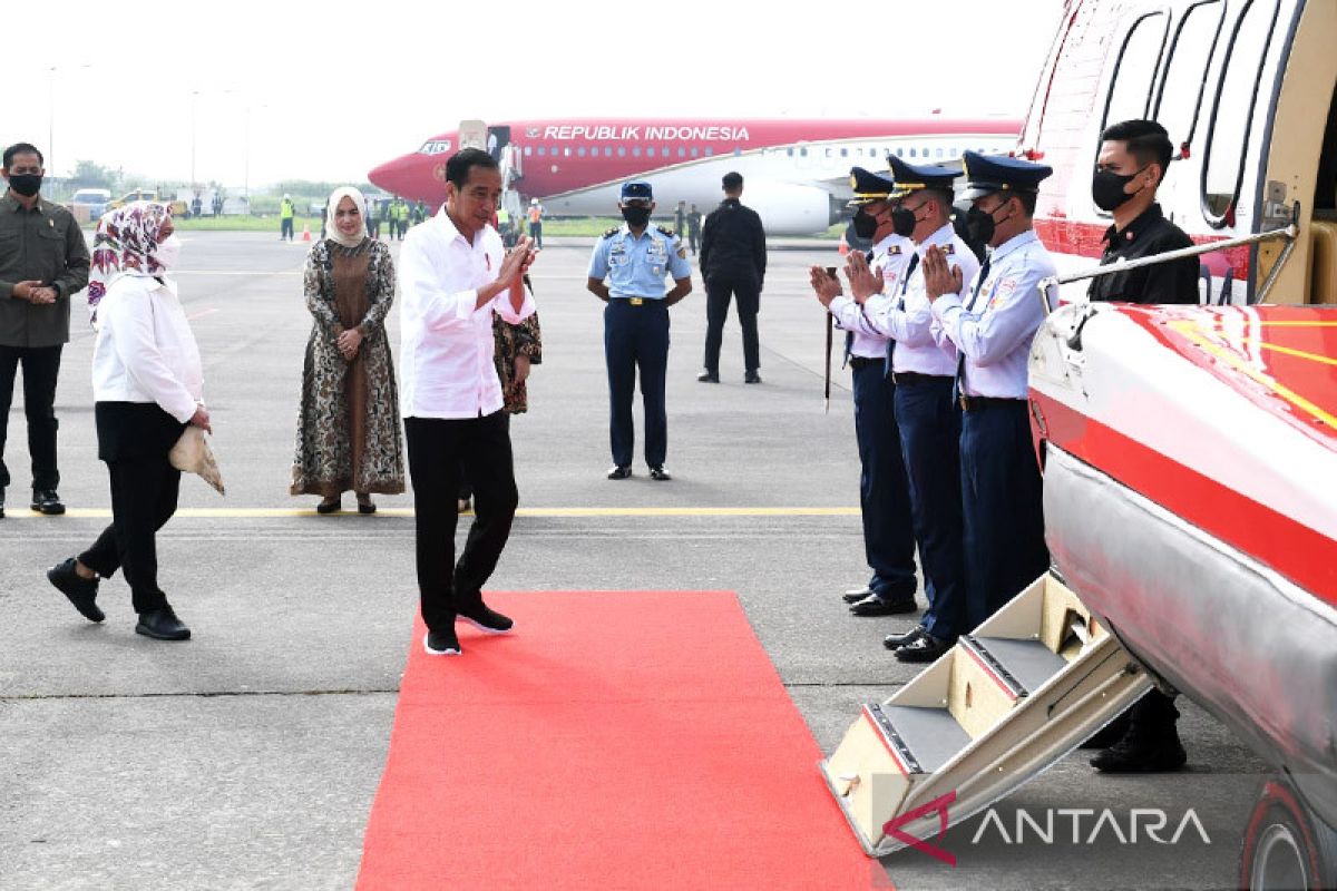 Presiden Jokowi tanam padi dan kunjungi pasar di Tuban Jawa Timur